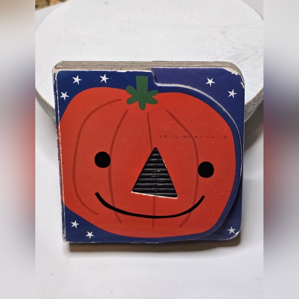 Halloween 🎃 Published by Make Believe Ideas ~ Small Toddlers Board Book •Read